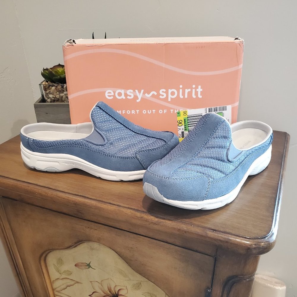Easy Spirit  Clogs. Size 7.5 Wide Blue